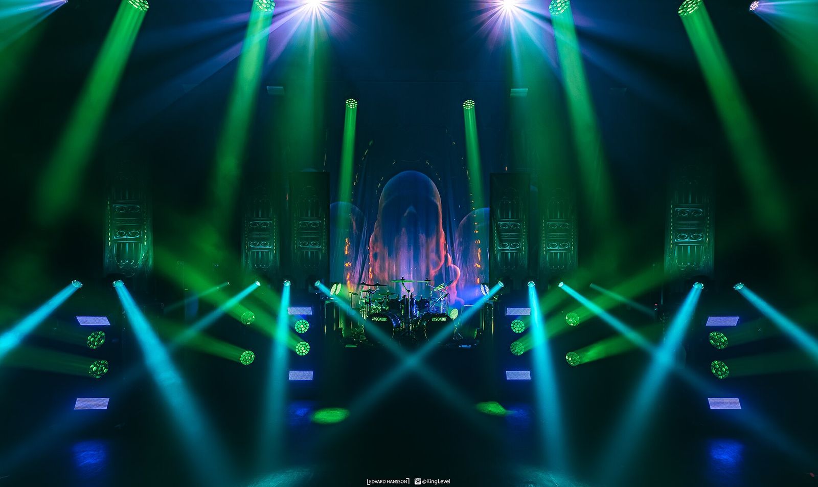 Sân khấu với hiệu ứng ánh sáng