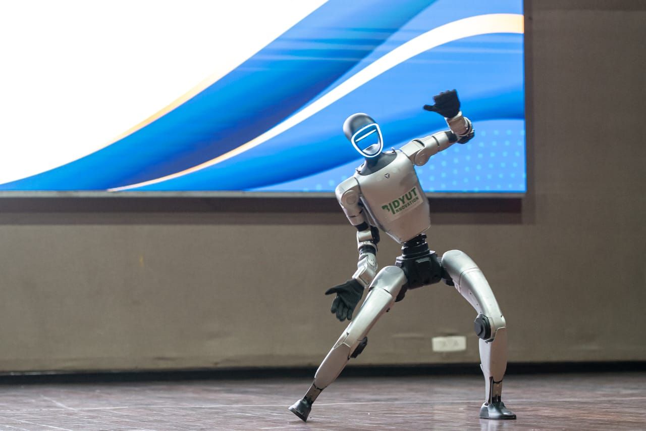 Robot hình người tạo dáng tại một sảnh triển lãm