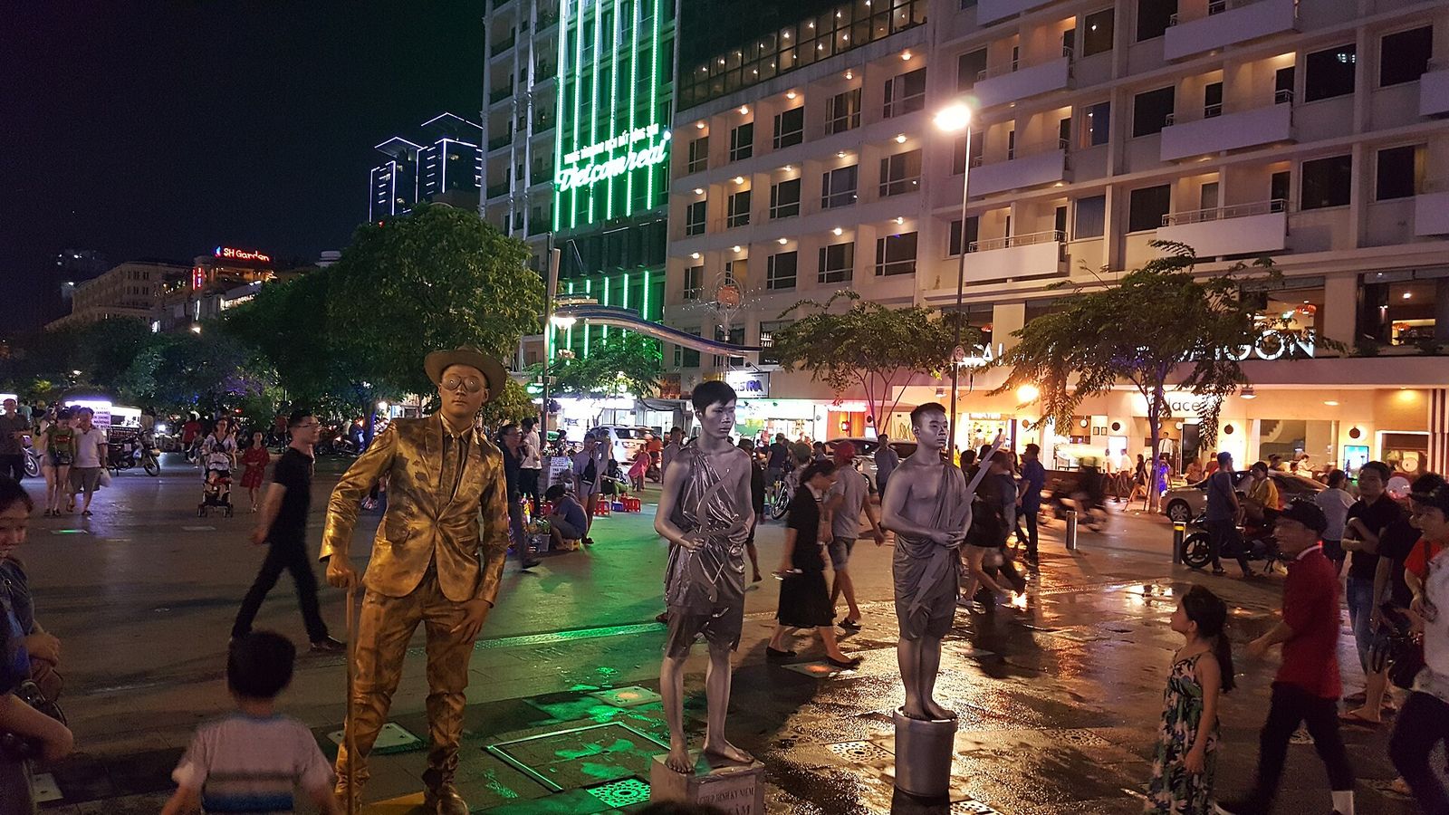 Phố đi bộ Nguyễn Huệ về đêm