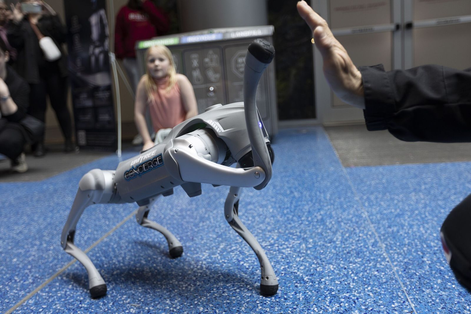 Chó robot biểu diễn trước khách tham quan có trẻ em