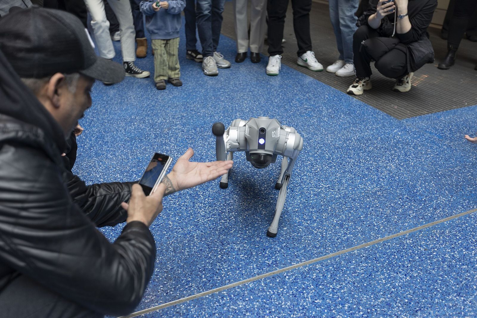 Khách tham quan tương tác với chó robot tại triển lãm ô tô
