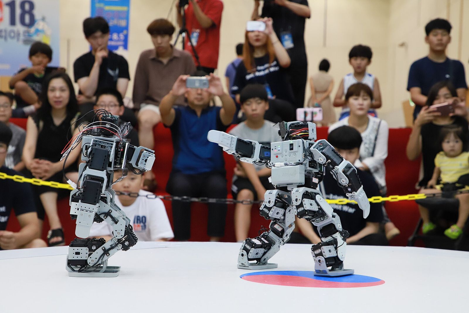 Robot biểu diễn trước khán giả nhí sau dây chắn