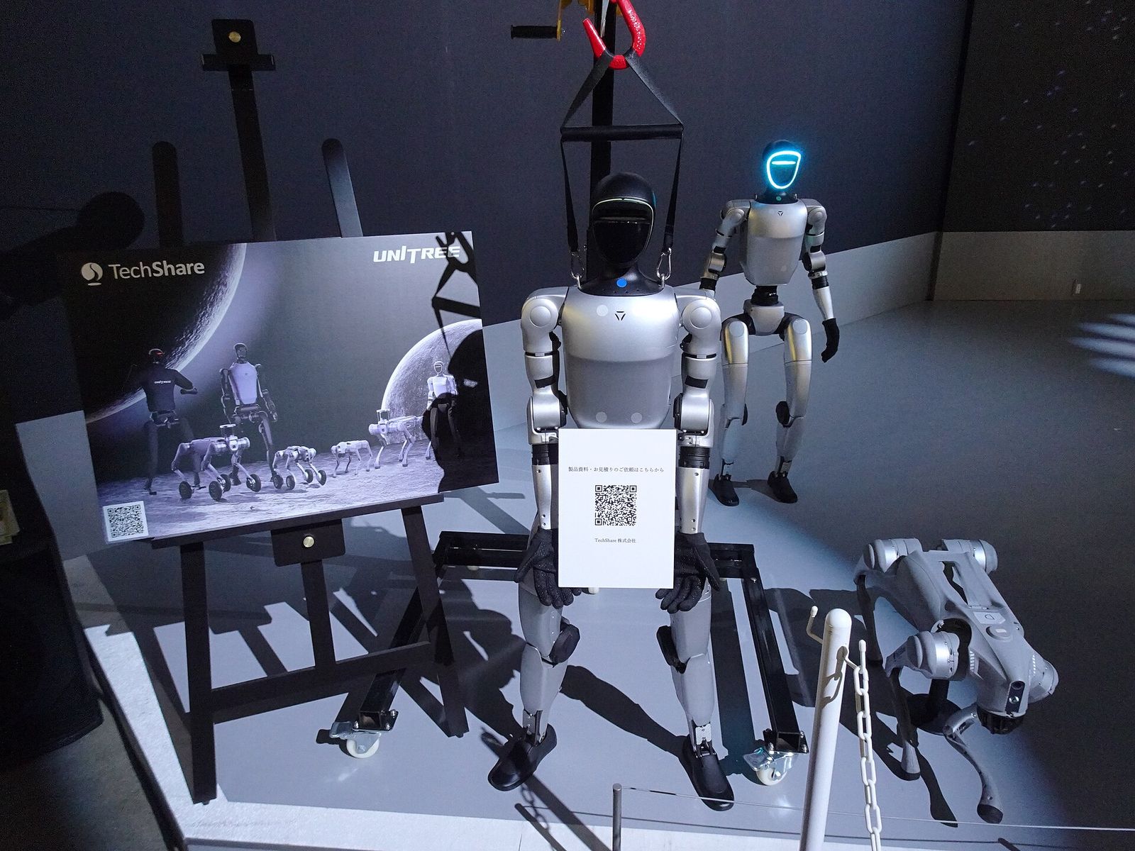 Robot hình người Unitree G1 tại gian hàng triển lãm