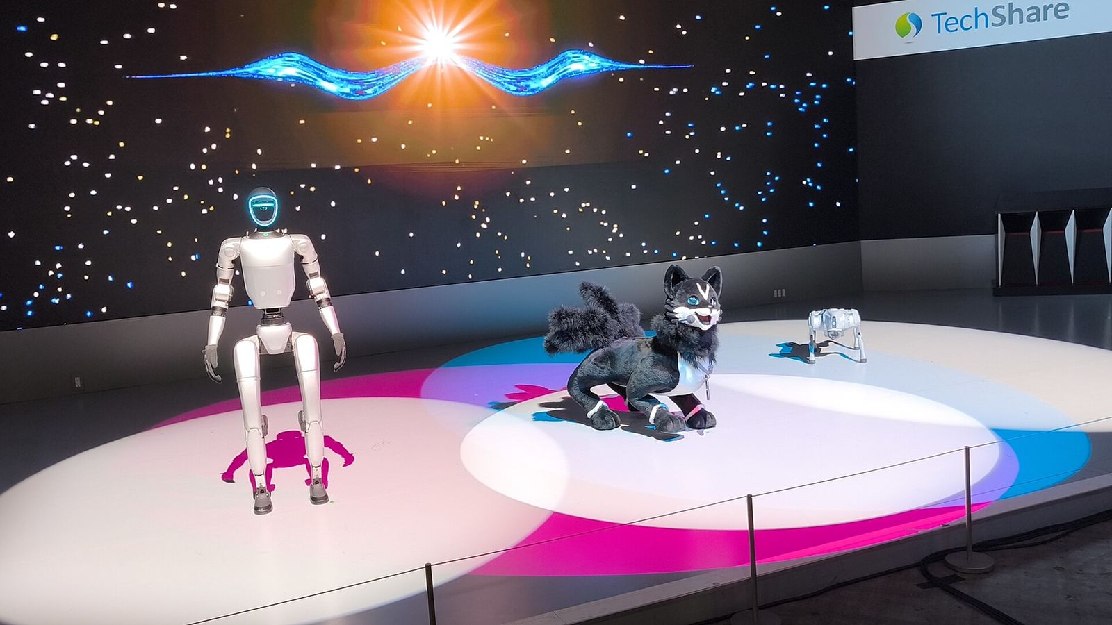 Robot hình người và chó robot biểu diễn dưới ánh đèn sân khấu