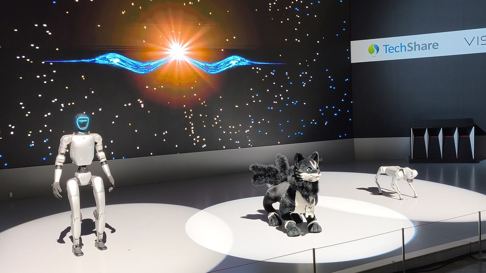 Robot Unitree G1 và Go2 trên sân khấu triển lãm