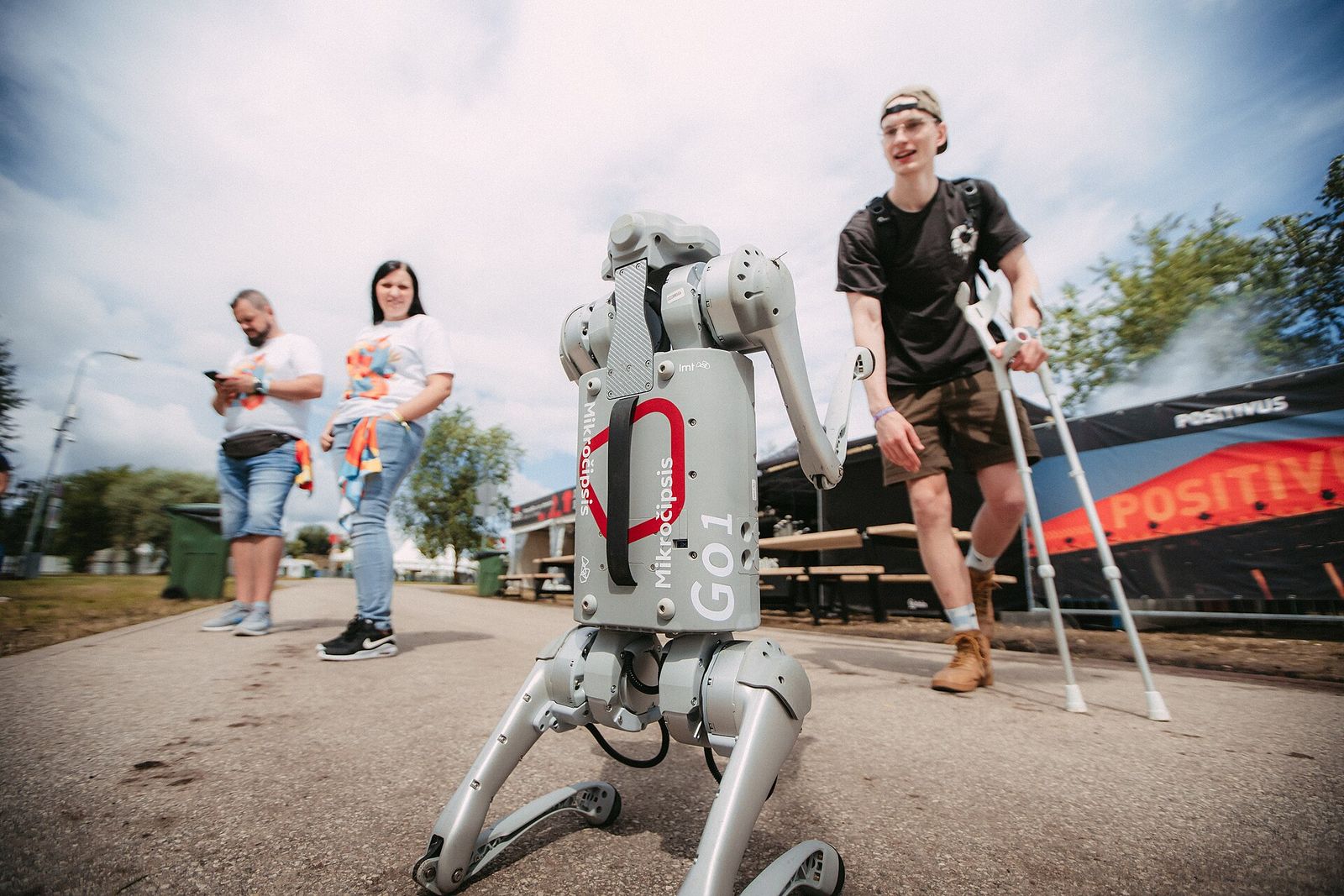 Chó robot đứng hai chân sau giữa khách tham quan lễ hội